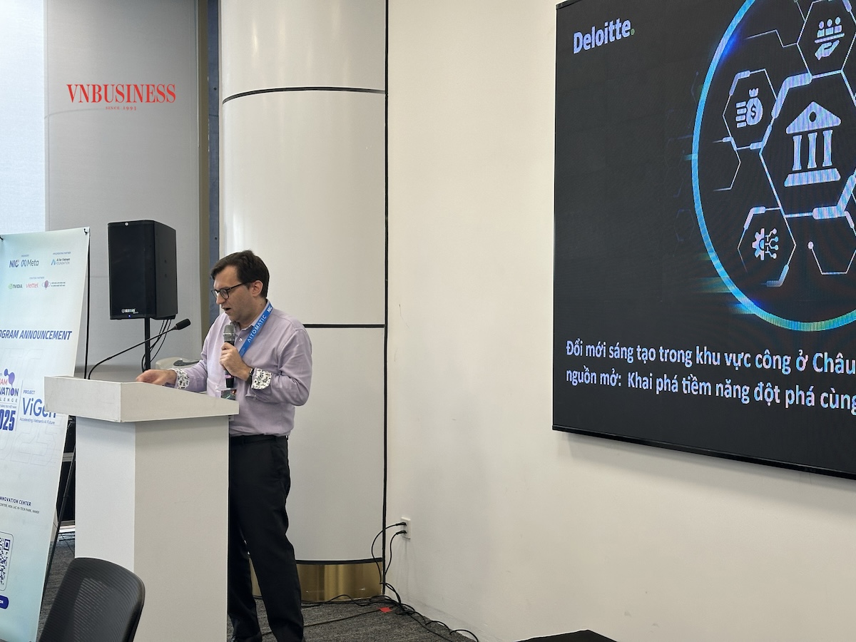 Ông Chris Lewin, Giám đốc Năng lực AI & Dữ liệu khu vực Châu Á - Thái Bình Dương, Deloitte trình bày cẩm nang Đổi mới sáng tạo trong khu vực công ở Châu Á - Thái Bình Dương với AI mã nguồn mở: Khai phá tiềm năng đột phá cùng Llama.