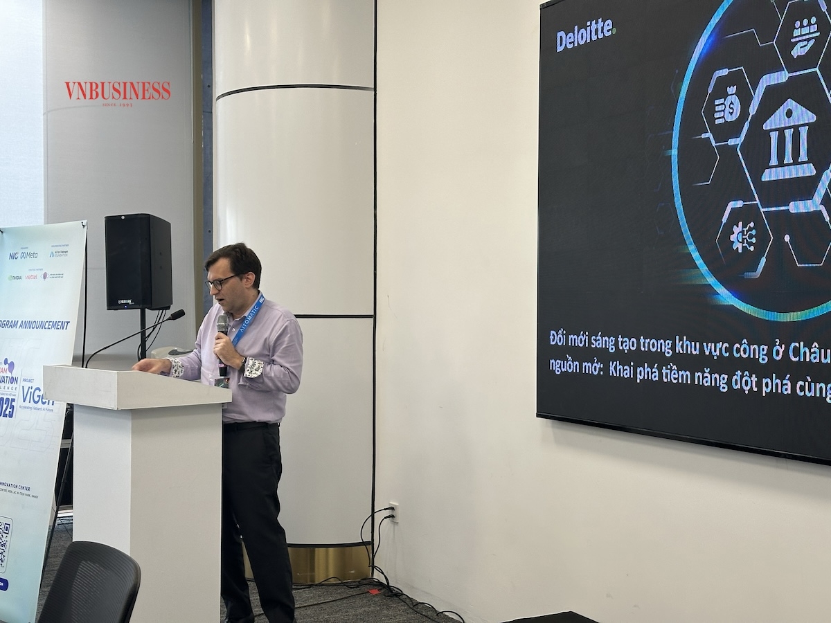 Ông Chris Lewin, Giám đốc Năng lực AI & Dữ liệu khu vực Châu Á - Thái Bình Dương, Deloitte trình bày cẩm nang Đổi mới sáng tạo trong khu vực công ở Châu Á - Thái Bình Dương với AI mã nguồn mở: Khai phá tiềm năng đột phá cùng Llama.