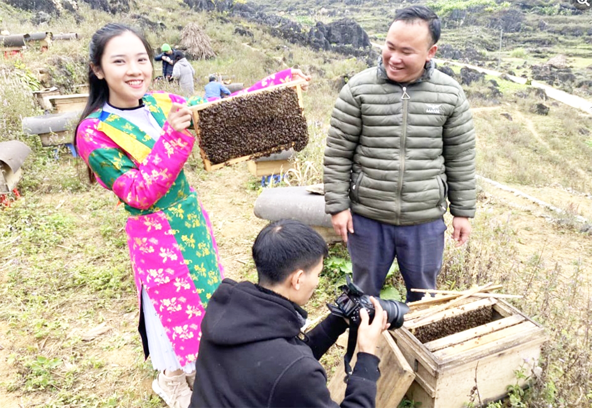 Mạnh dạn số hóa, đưa sản phẩm lên chợ mạng giúp người dân tộc thiểu số ở Đồng Văn tăng hiệu quả bán hàng.
