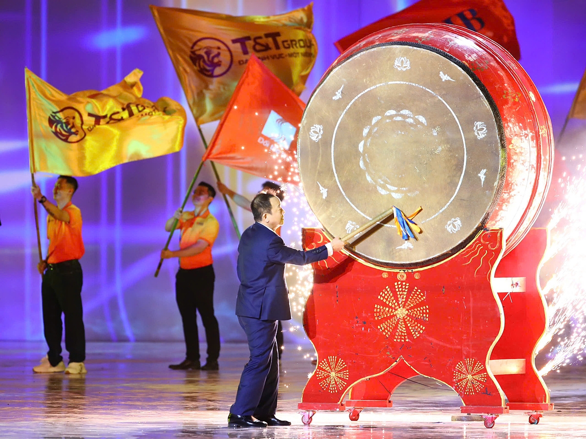 Doanh nhân Đỗ Quang Hiển đánh trống, gửi thông điệp trong kỷ nguyên mới tới 80.000 CBNV.