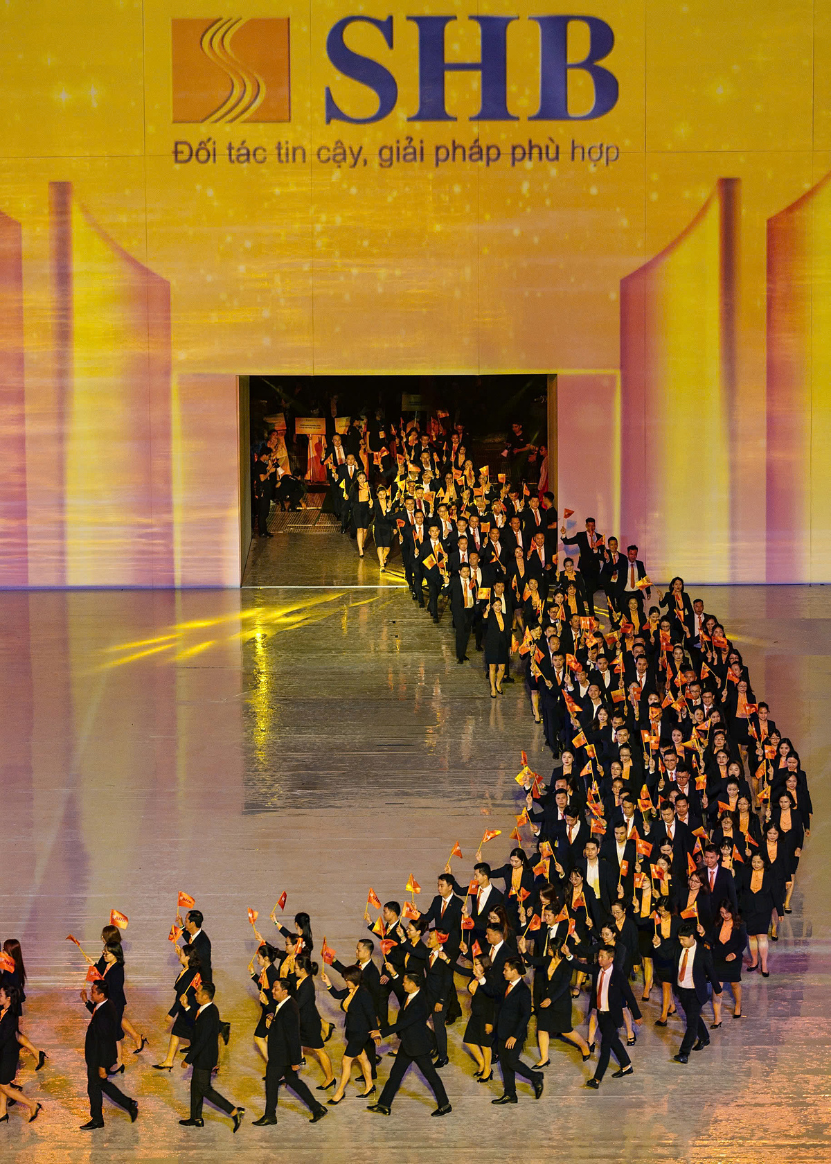 Các khối ngành nghề của SHB – T&T xuất hiện với màu cờ sắc áo riêng biệt.