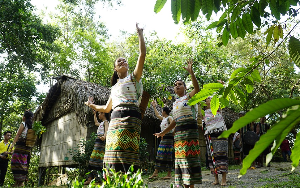 Đồng bào Châu Mạ &lpar;huyện Tân Phú&rpar; phát triển kinh tế du lịch.