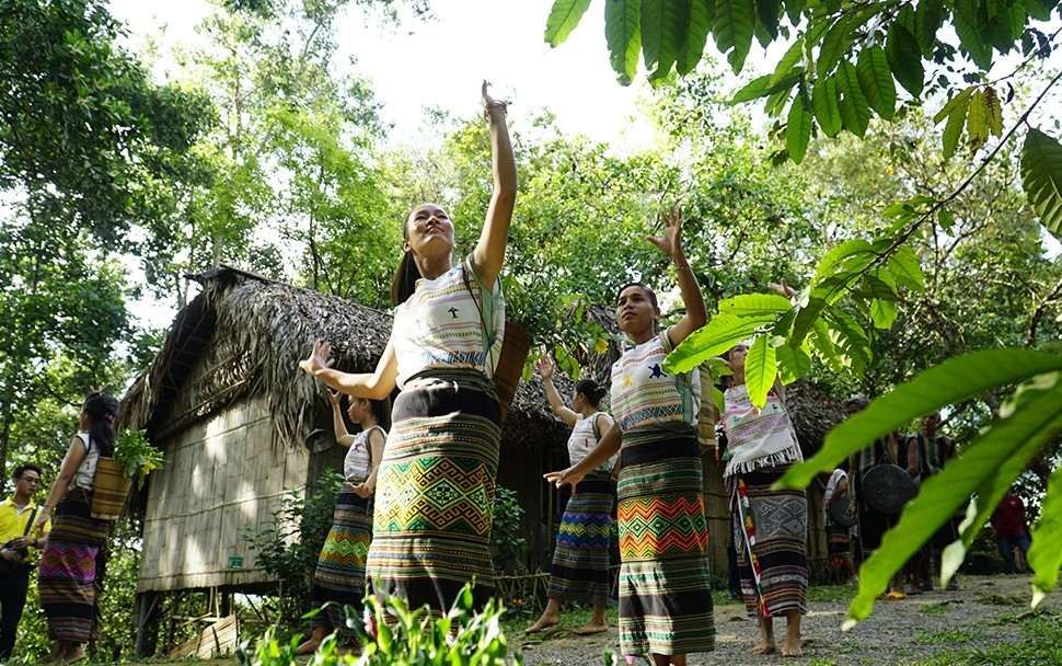 Đồng bào Châu Mạ &lpar;huyện Tân Phú&rpar; phát triển kinh tế du lịch.