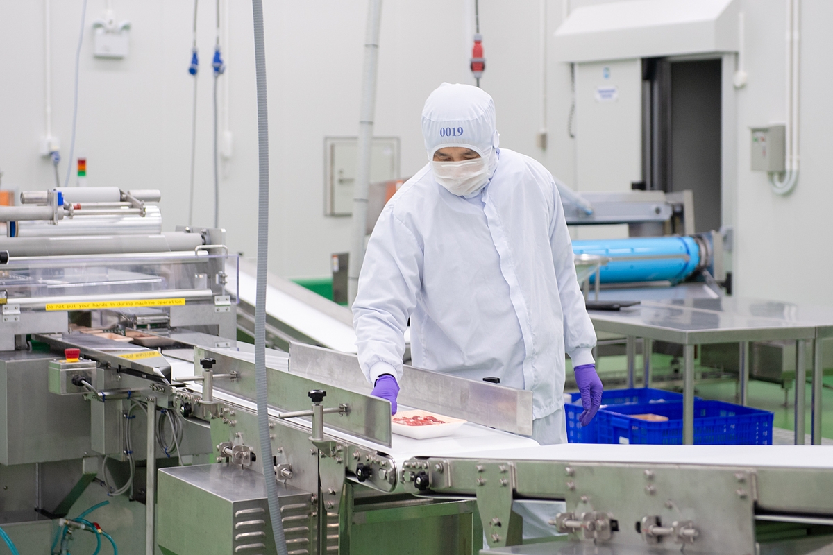 Quy trình chế biến thịt bò tươi ủ mát được kiểm soát nghiêm ngặt bởi các chuyên gia đến từ Nhật Bản.