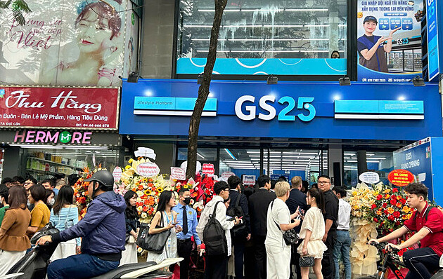 Hình ảnh các bạn trẻ xếp hàng dài tại cửa hàng GS25 Đội Cấn vào trưa 14/3.