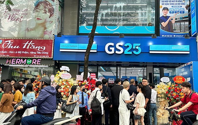 Hình ảnh các bạn trẻ xếp hàng dài tại cửa hàng GS25 Đội Cấn vào trưa 14/3.