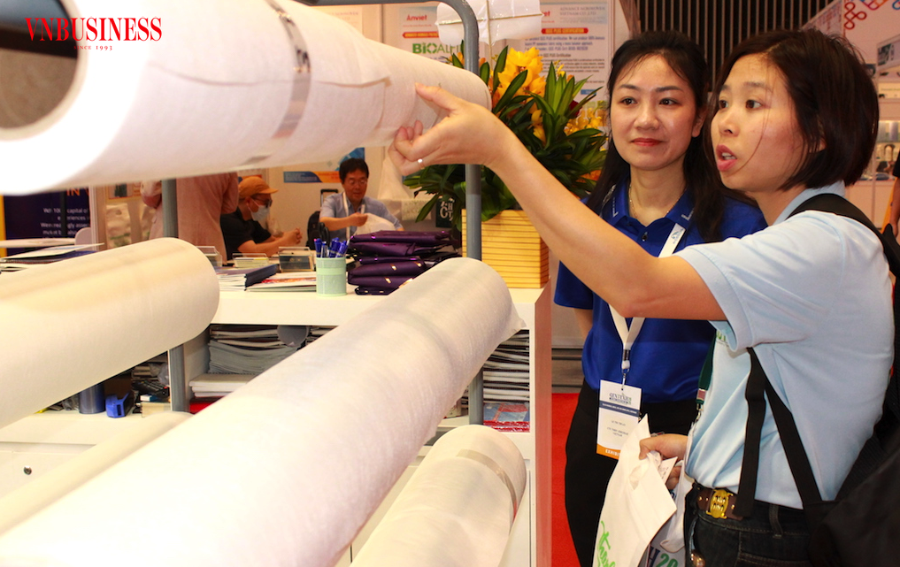 Các DN mong muốn được cắt giảm nhiều hơn nữa ở khâu thủ tục để không phải chịu cảnh “lấy đá ghè chân” làm hạn chế sản xuất và sức cạnh tranh.