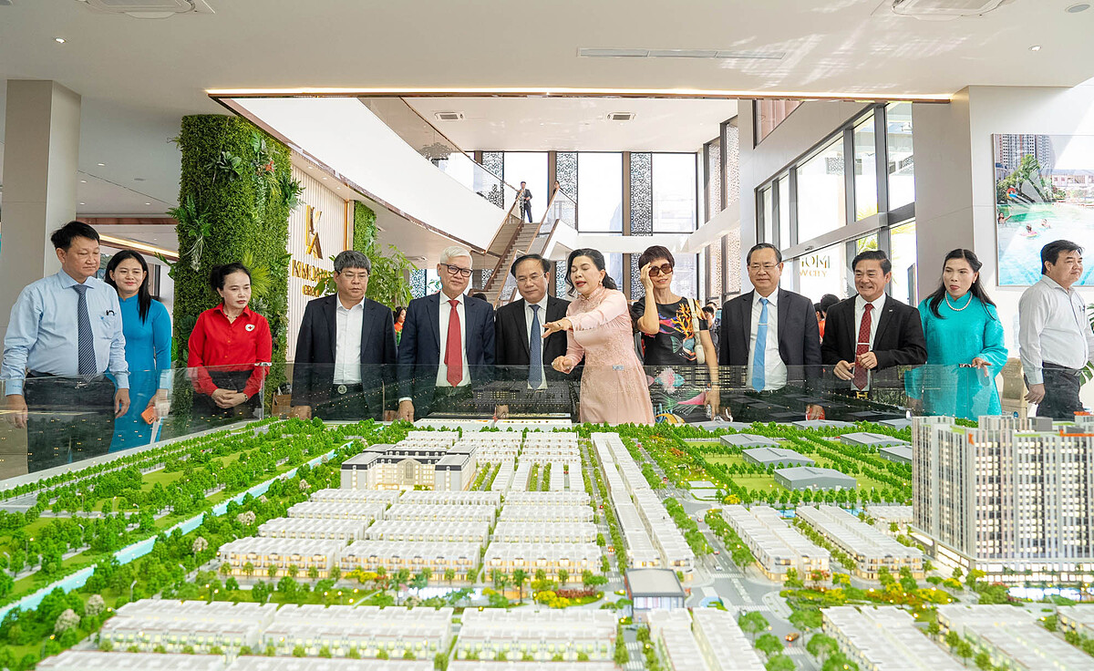 Chủ tịch Kim Oanh Group giới thiệu dự án nhà ở xã hội K-Home New City với các lãnh đạo Bộ Xây dựng và lãnh đạo tình Bình Dương.