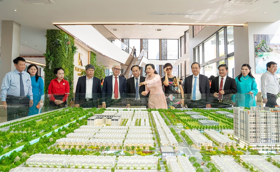 Chủ tịch Kim Oanh Group giới thiệu dự án nhà ở xã hội K-Home New City với các lãnh đạo Bộ Xây dựng và lãnh đạo tình Bình Dương.