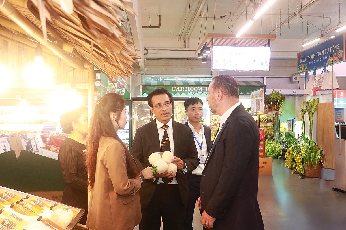 Ông Umesh Pandey, Đại diện Thương vụ Thái Lan tìm hiểu về nông sản Việt đang bày bán tại siêu thị MM Mega Market An Phú, TPHCM.