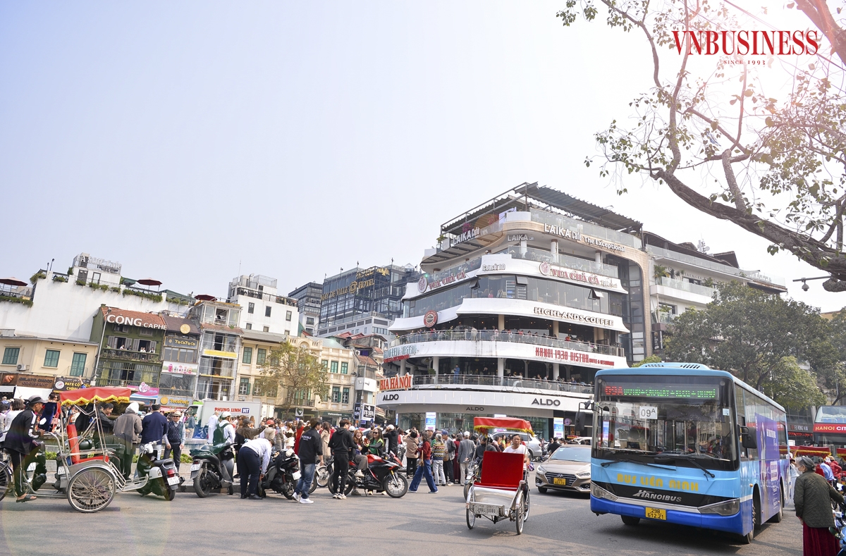 Thời gian gần đây, lượng khách du lịch đổ về Quảng trường Đông Kinh - Nghĩa Thục trở nên tăng đột biến để check-in với toà nhà sắp bị phá bỏ.