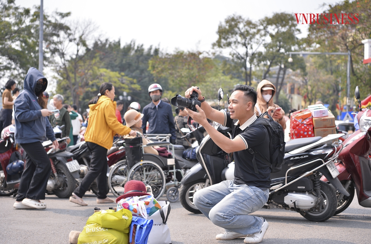 Chia sẻ với VnBusiness, anh Khúc Mạnh Hùng, một tay máy tự do cho biết, chụp ảnh dịch vụ kiểu này không mấy vất vả, chụp xong trả file ngay, không cần mất công hậu kỳ, mức thu nhập vì thế cũng tăng gấp nhiều lần so với ngày thường.