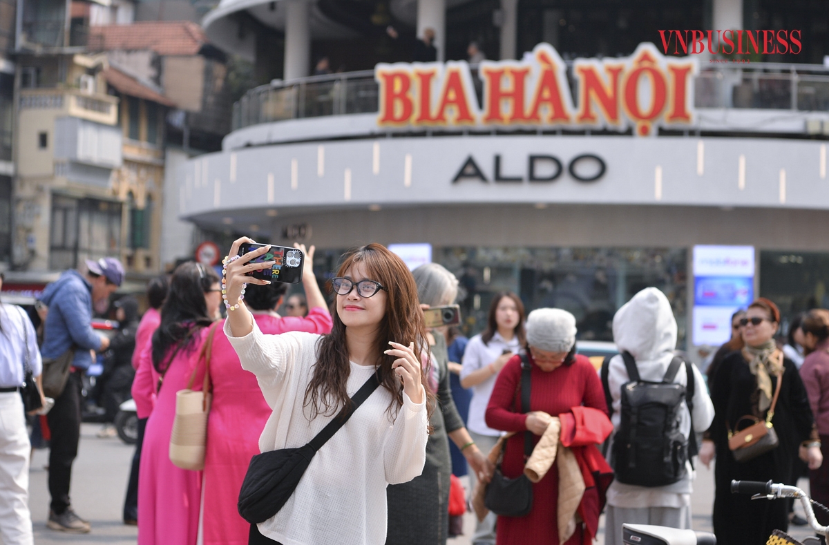 Đang trong chuyến du lịch đến Hà Nội cùng bạn bè, Phương Anh &lpar;sinh năm 2001, đến từ Đà Nẵng&rpar; không muốn bỏ lỡ cơ hội ghé thăm Hàm cá mập nên đã tranh thủ tới chụp ảnh.