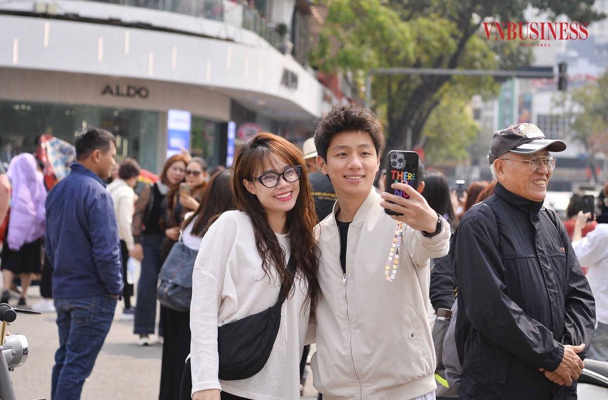 Chúng tôi đến đây vì không biết khi nào công trình này sẽ bị dỡ bỏ. Tôi cảm thấy khá tiếc nuối khi biết tin nên đã nhanh chóng lên lịch đi chụp ảnh vì sợ sẽ không còn cơ hội nữa, Phương Anh chia sẻ.