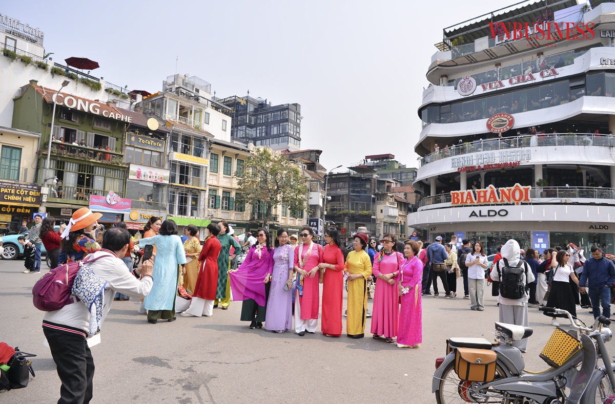 Đây cũng là địa điểm check-in quen thuộc đối với du khách trong và ngoài nước mỗi khi ghé thăm Hà Nội. Những ngày này, đã có hàng nghìn lượt khách đổ về check-in trước khi toà nhà bị phá bỏ, phục vụ quy hoạch hồ Gươm. Anh Tú