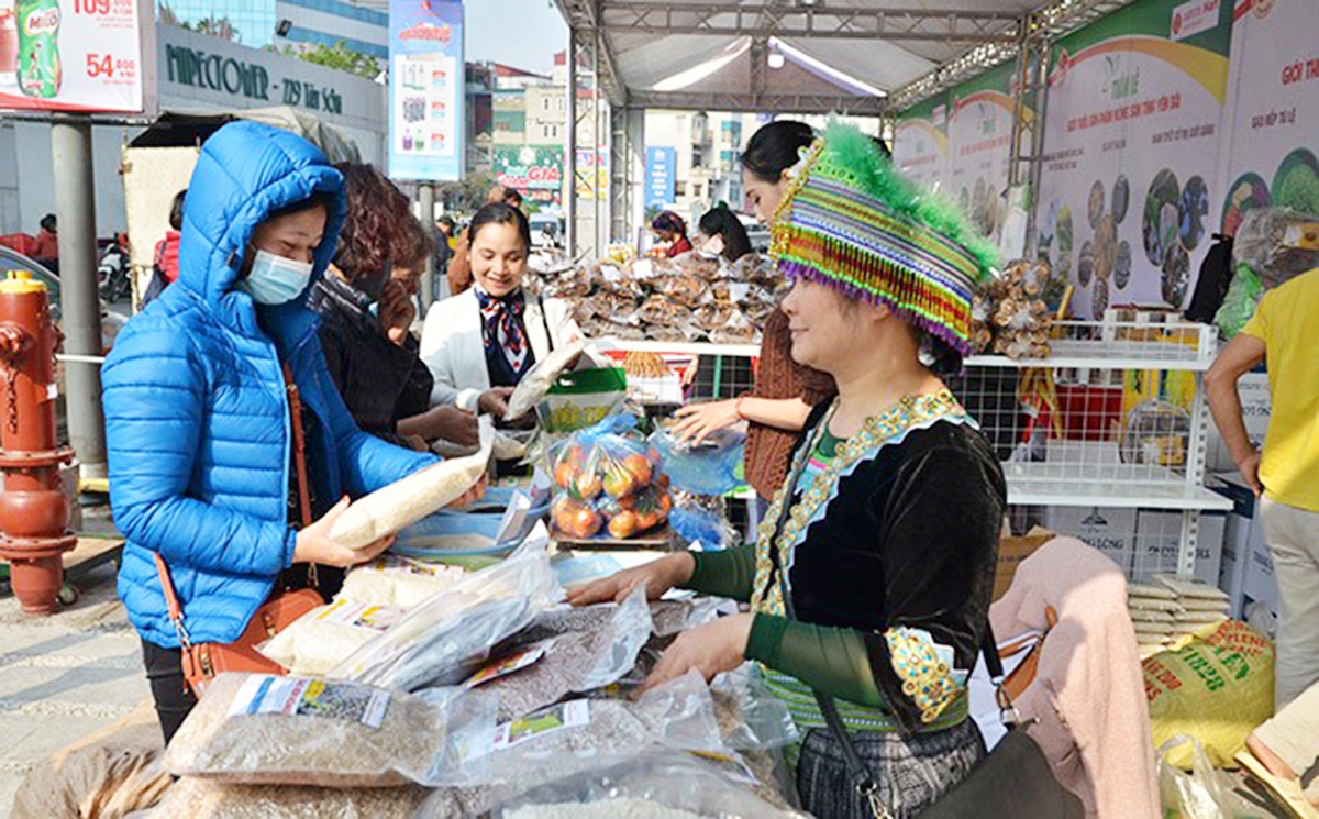 Tiếp cận công nghệ thông tin giúp người dân tộc thiểu số ở Yên Bái mở rộng thị trường tiêu thụ.