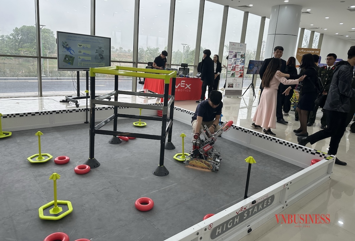 Trình diễn robot make in Việt Nam tại Trung tâm Đổi mới Sáng tạo Quốc gia.