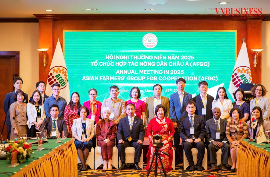 Các đại biểu chụp ảnh lưu niệm.