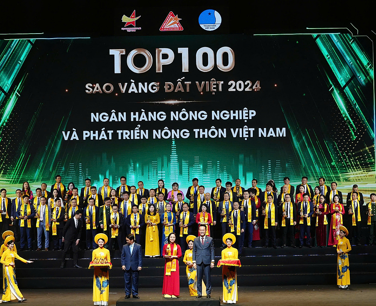 Đại diện Agribank lên nhận Giải thưởng Sao Vàng đất Việt năm 2024.