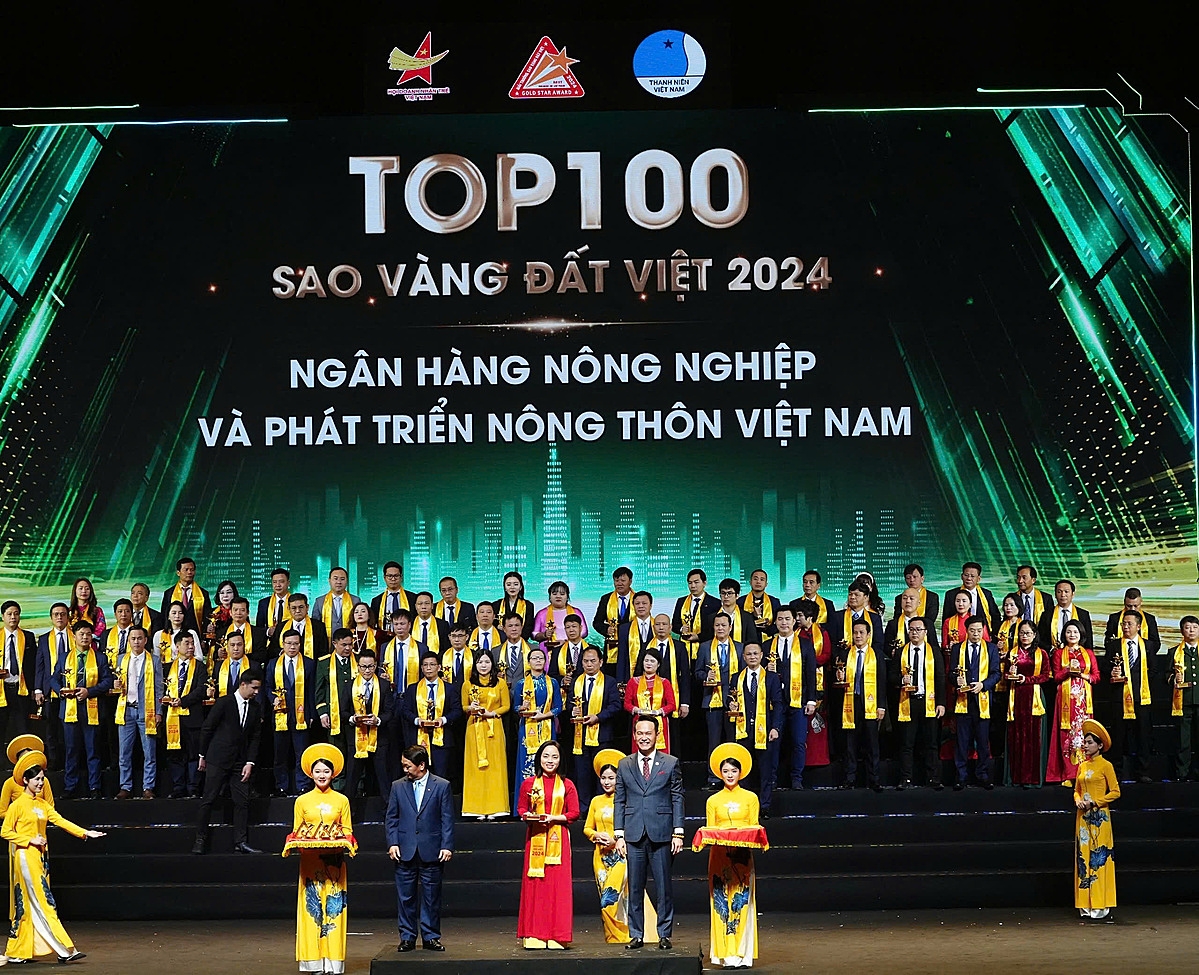 Đại diện Agribank lên nhận Giải thưởng Sao Vàng đất Việt năm 2024.