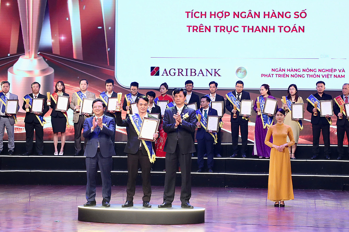Đại diện Agribank lên nhận Giải thưởng Sao Khuê 2024 cho Hệ thống CNTT/SPDV xuất sắc trong lĩnh vực Ngân hàng Số - Tích hợp Ngân hàng số trên trục thanh toán