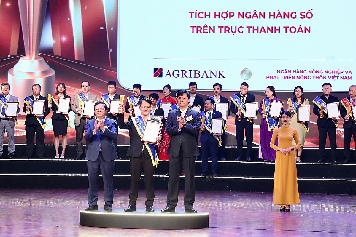 Đại diện Agribank lên nhận Giải thưởng Sao Khuê 2024 cho Hệ thống CNTT/SPDV xuất sắc trong lĩnh vực Ngân hàng Số - Tích hợp Ngân hàng số trên trục thanh toán