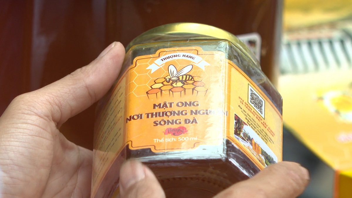 Sản phẩm mật ong của HTX tại Nậm Nhùn giúp bà con thoát nghèo bền vững.