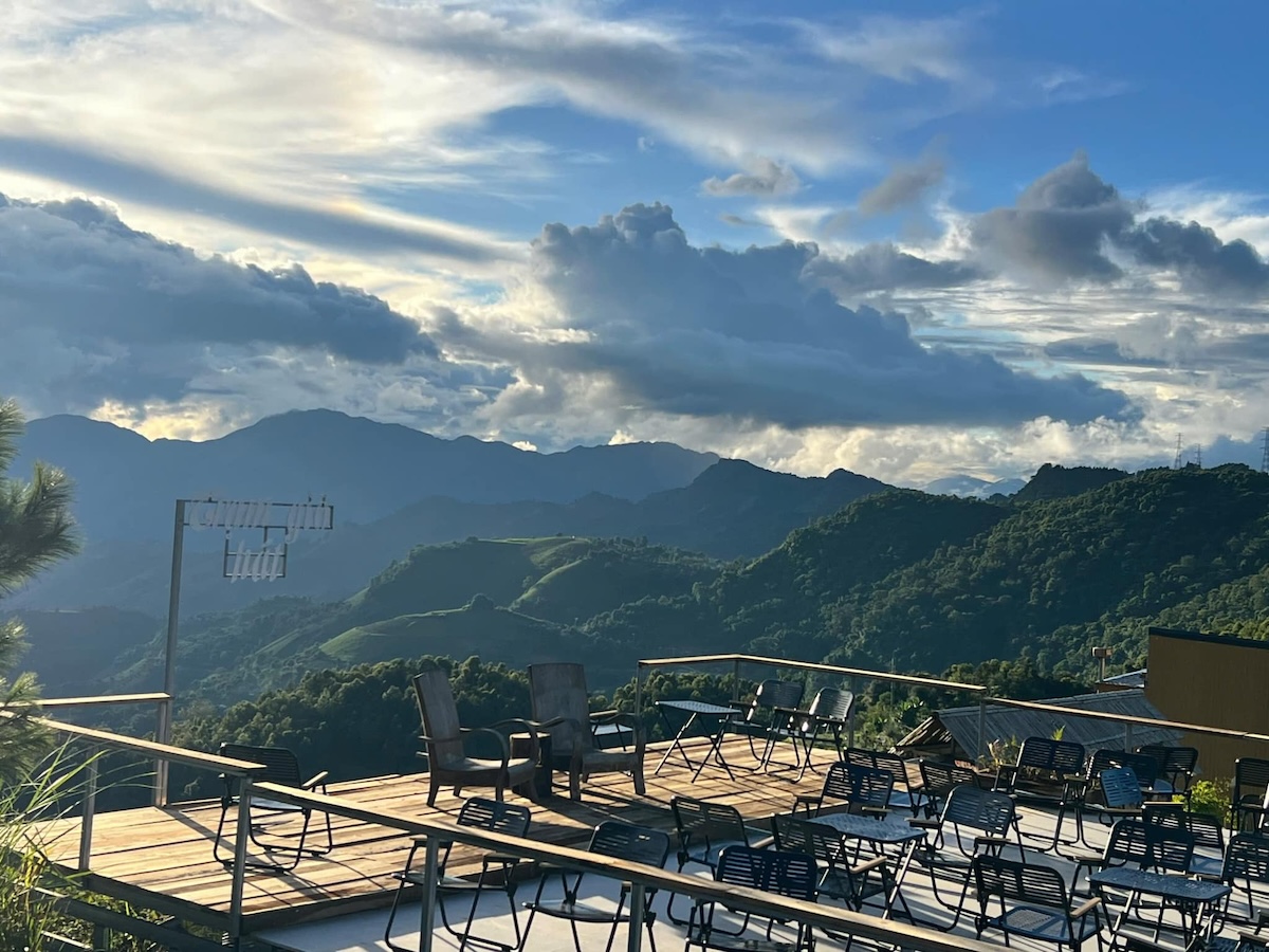 Người dân địa phương góp vốn thành lập HTX làm du lịch khi thấy khách dừng chân trên đèo Pha Đin ngắm cảnh nhưng không có điểm dừng nghỉ cụ thể.