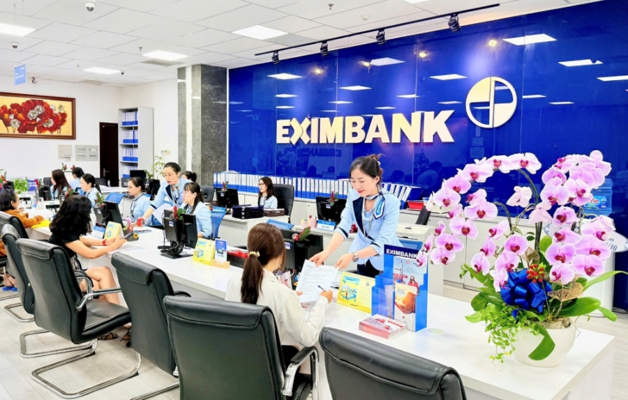 Eximbank là nhà băng có số lượt điều chỉnh giảm lãi suất huy động lên tới 7 lần trong vòng 1 tháng qua, áp dụng cho cả tiền gửi tại quầy và gửi online.