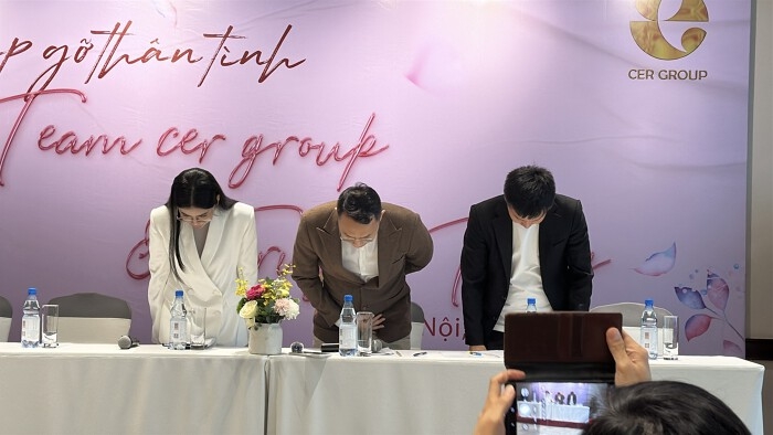 Thành viên CER Group cúi đầu xin lỗi người tiêu dùng.