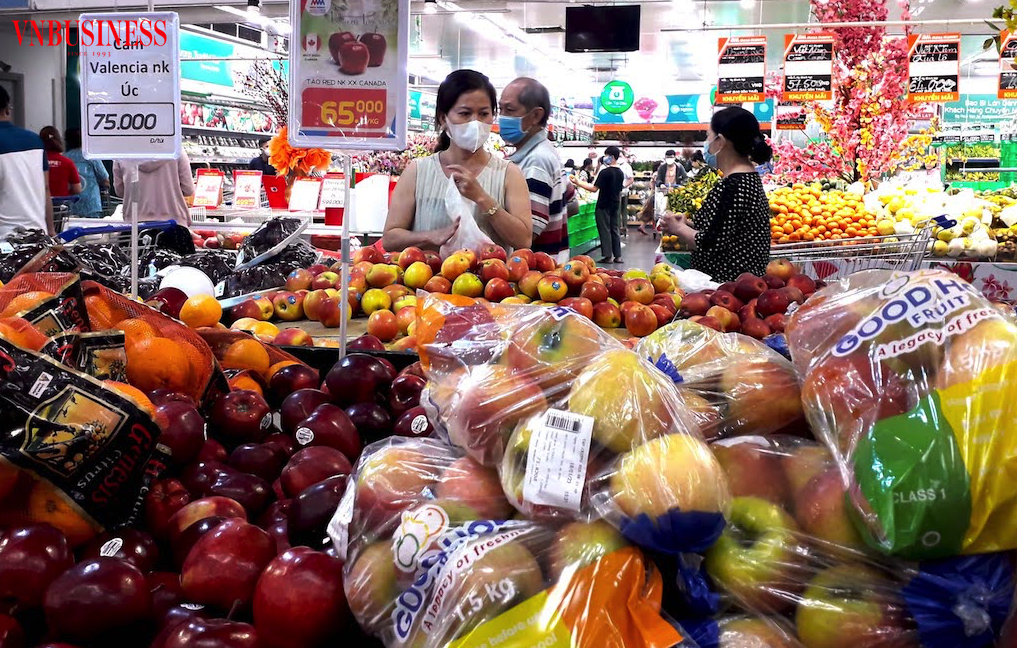 Tràn ngập trái cây nhập khẩu trong các chuỗi bán lẻ hiện đại là thách thức lớn với ngành rau quả Việt trên “sân nhà”.