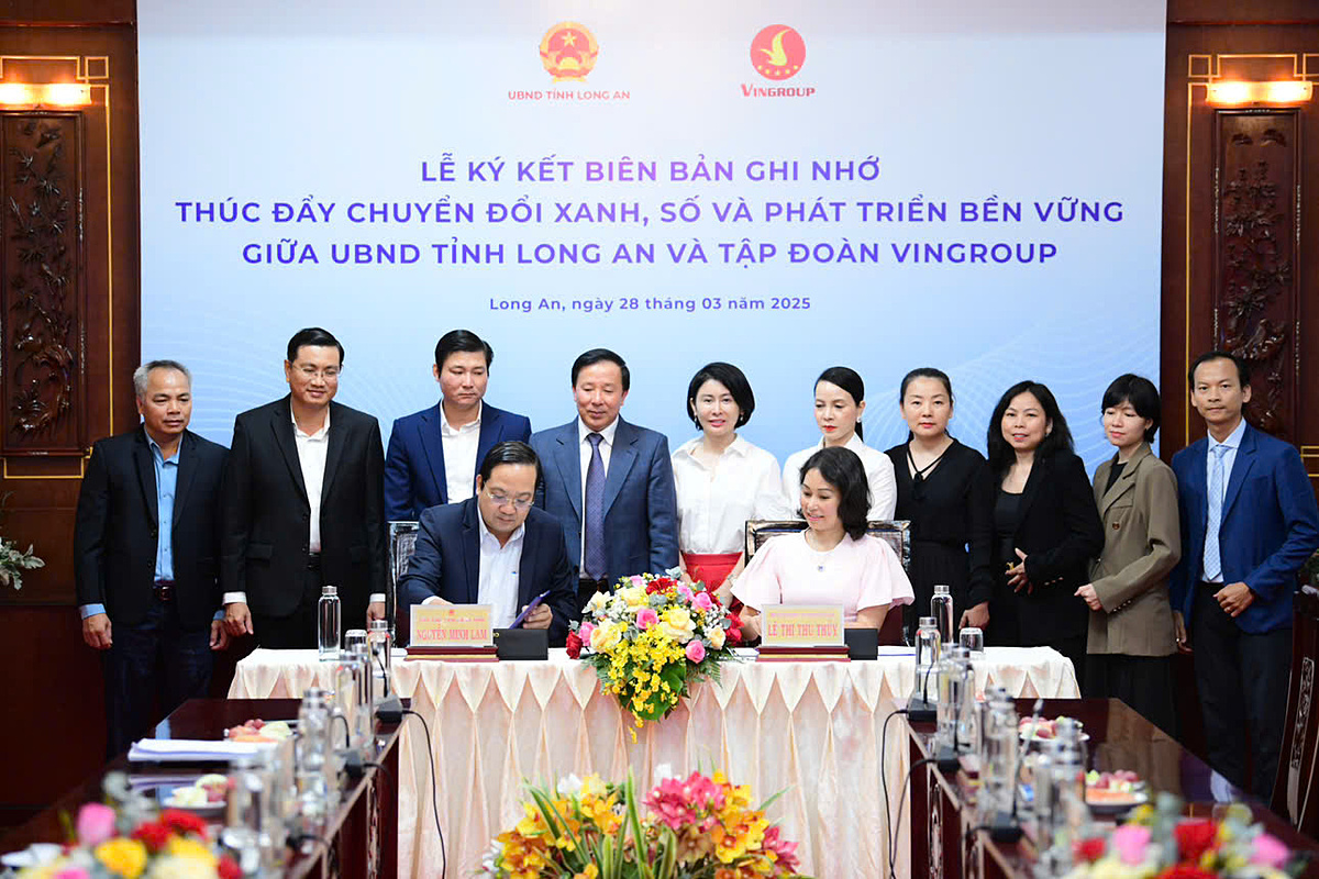 Đại diện UBND tỉnh Long An và đại diện Tập đoàn Vingroup ký biên bản ghi nhớ hợp tác toàn diện.