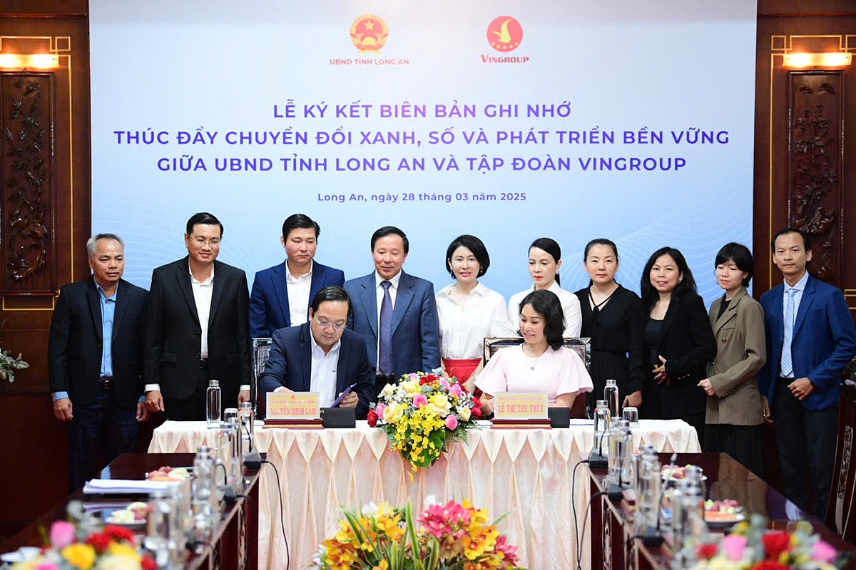 Đại diện UBND tỉnh Long An và đại diện Tập đoàn Vingroup ký biên bản ghi nhớ hợp tác toàn diện.