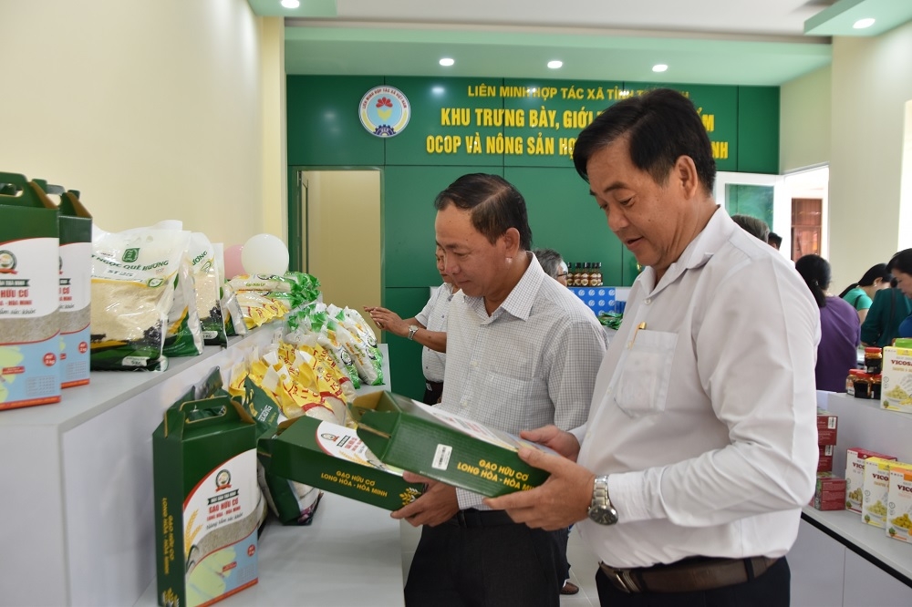 HTX nông nghiệp - thương mại và dịch vụ Châu Hưng &lpar;Châu Thành&rpar; đã kết nối với nhiều khách hàng nhờ ứng dụng thương mại điện tử, chuyển đổi số.