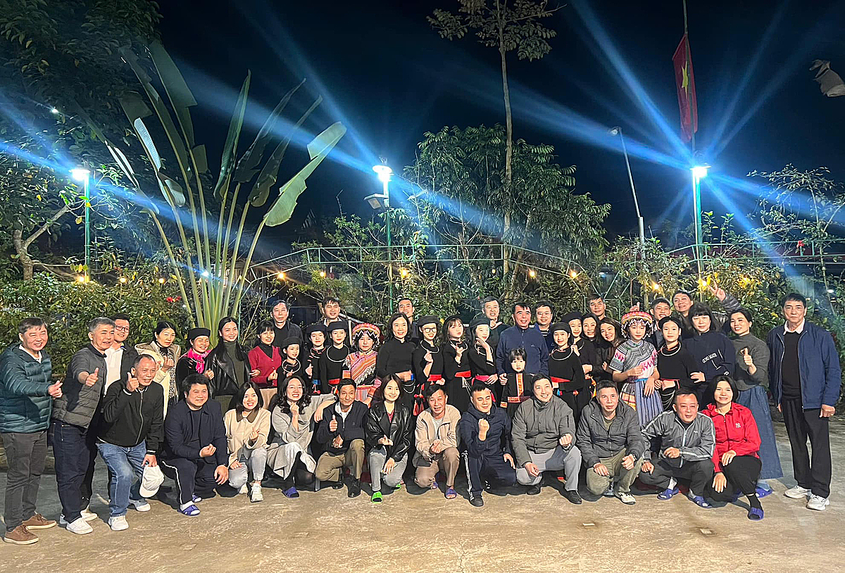 Du khách chụp ảnh lưu niệm tại thôn Nà Tông &lpar;Thượng Lâm&rpar;.