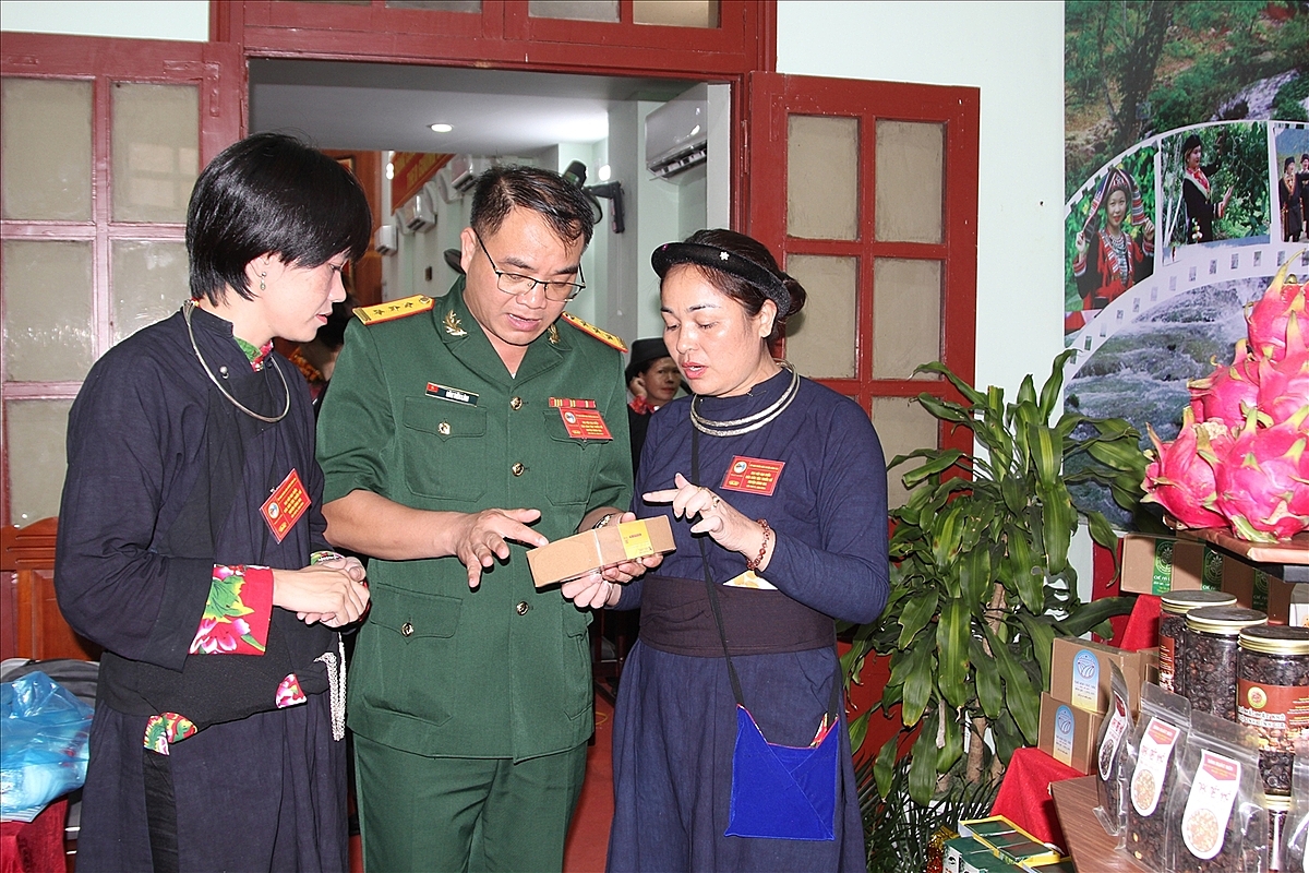 HTX Nông Lâm nghiệp Nà Làng giới thiệu sản phẩm đến khách hàng.