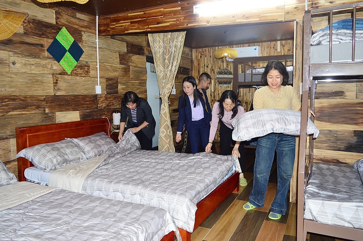 Người dân, thành viên HTX được hỗ trợ đào tạo làm du lịch.