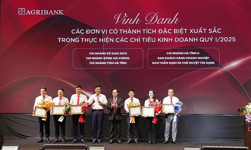 Vinh danh các đơn vị có thành tích đặc biệt xuất sắc đóng góp vào kết quả hoàn thành kế hoạch kinh doanh Quý I/2025.