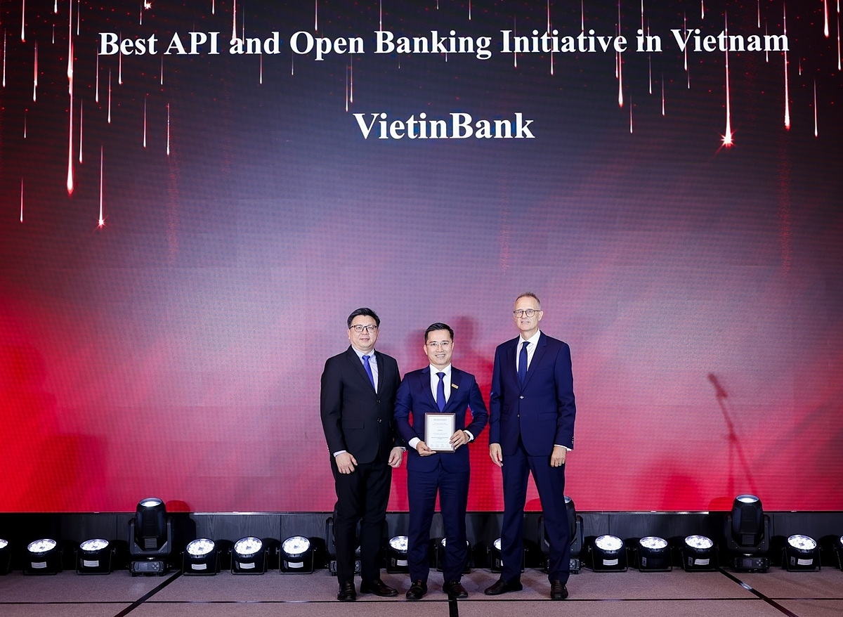 Đại diện VietinBank &lpar;đứng giữa&rpar; nhận Giải thưởng Sáng kiến API và Ngân hàng mở đột phá nhất Việt Nam.