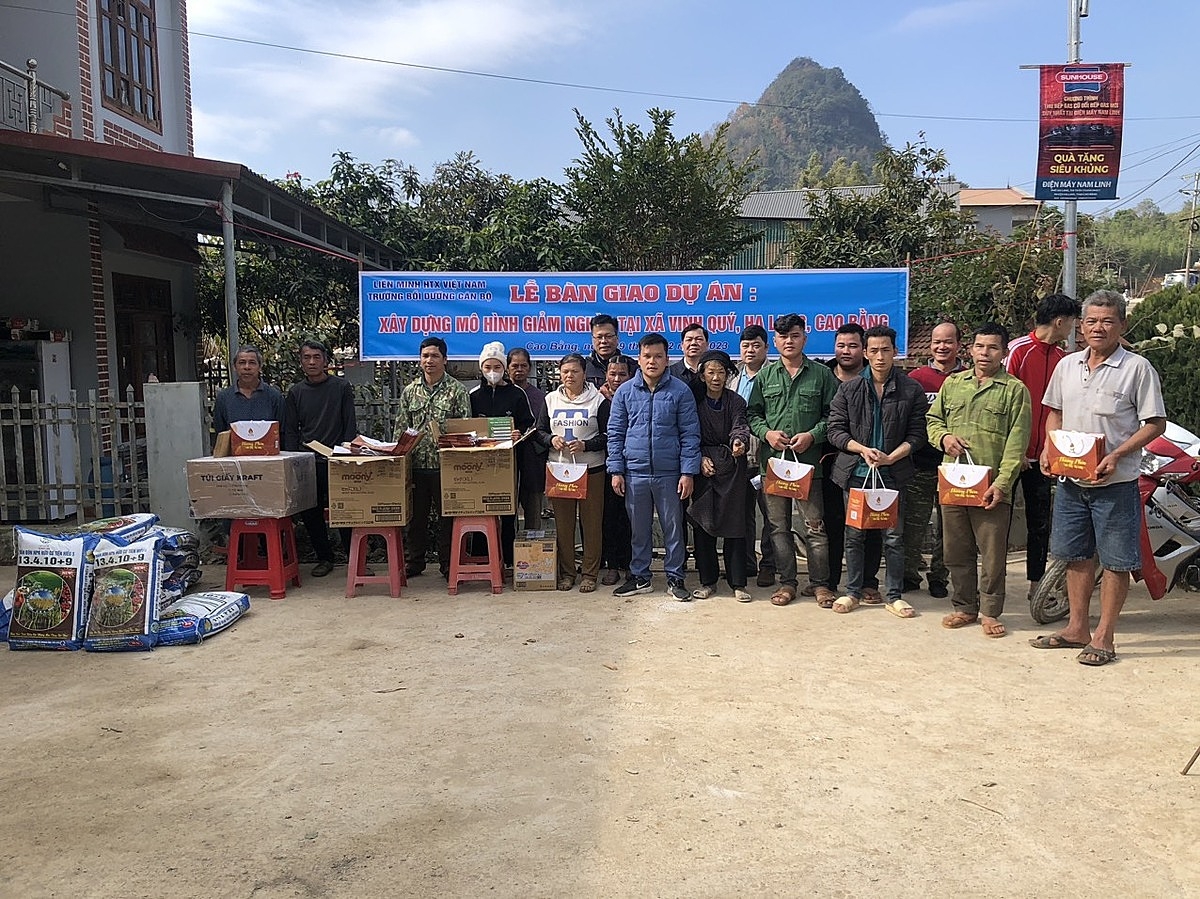 Người dân tại xã Vĩnh Quý nhận hỗ trợ từ trường Bồi dưỡng Cán bộ để phát triển nghề sản xuất đường phên.