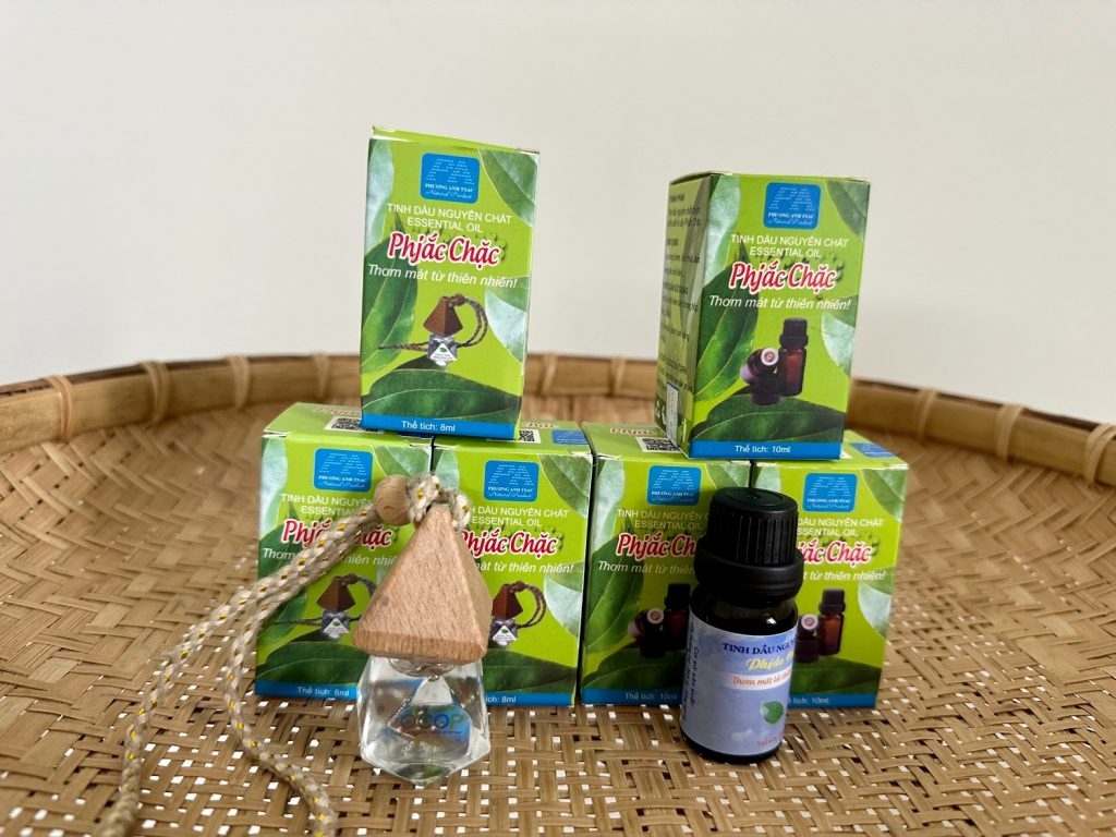 Tinh dầu nguyên chất Phjắc Chặc của HTX Phương Anh.