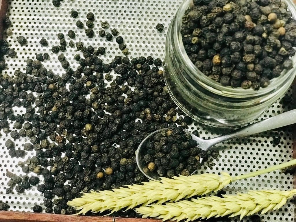 Người dân và thương lái đang găm hàng nên nguồn cung càng nhỏ giọt.