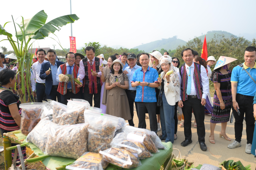 Ngày hội “Sắc xuân vùng cao A Lưới” với gian hàng trưng bày các sản phẩm của HTX thu hút sự quan tâm của khách tham quan.