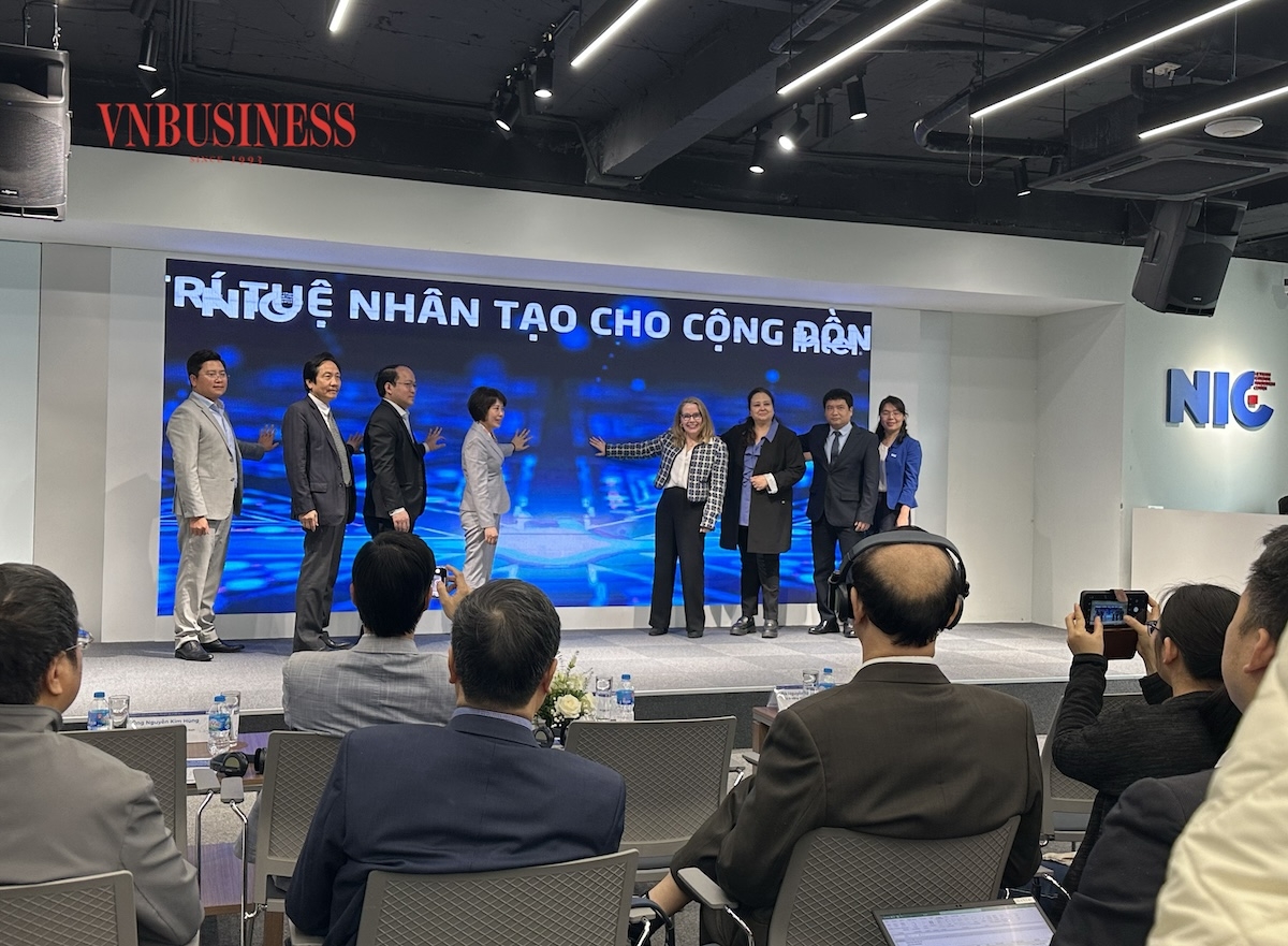 Các đại biểu bấm nút kích hoạt chương trình AI for All.