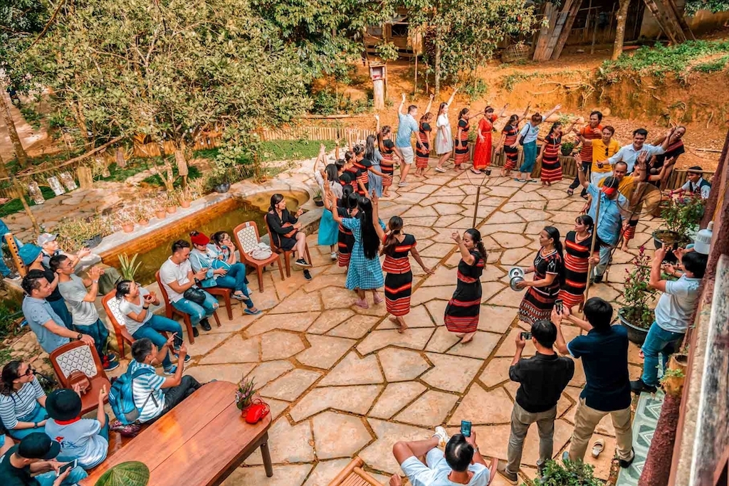 Nhờ vào hoạt động hiệu quả của HTX du lịch sinh thái A Nôr đã giúp cho đông đảo du khách đến tham quan và giao lưu cùng đồng bào thiểu số ở Làng du lịch cộng đồng A Nôr.