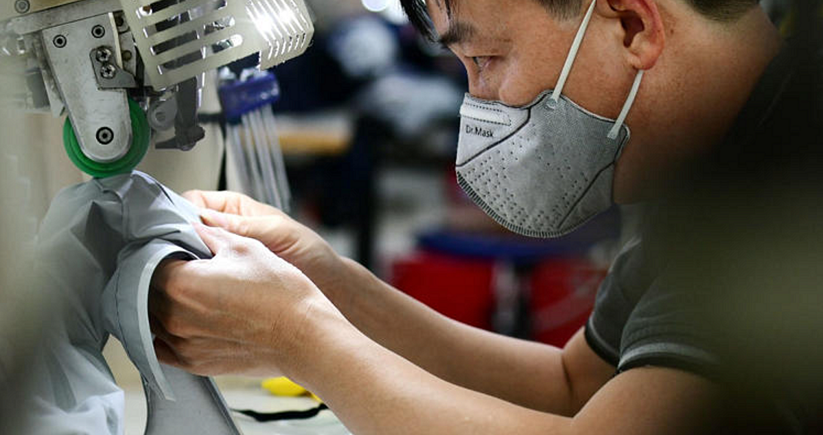 Một công nhân tại nhà máy Maxport, nơi sản xuất đồ thể thao cho nhiều thương hiệu quần áo dệt may khác nhau, tại Hà Nội.