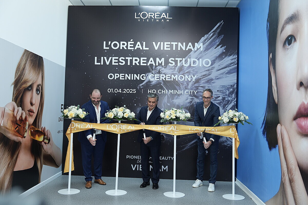 Ban lãnh đạo L’Oréal cắt băng khai trương studio livestream hiện đại bậc nhất Việt Nam, mở ra kỷ nguyên mới cho mua sắm trực tuyến ngành làm đẹp.