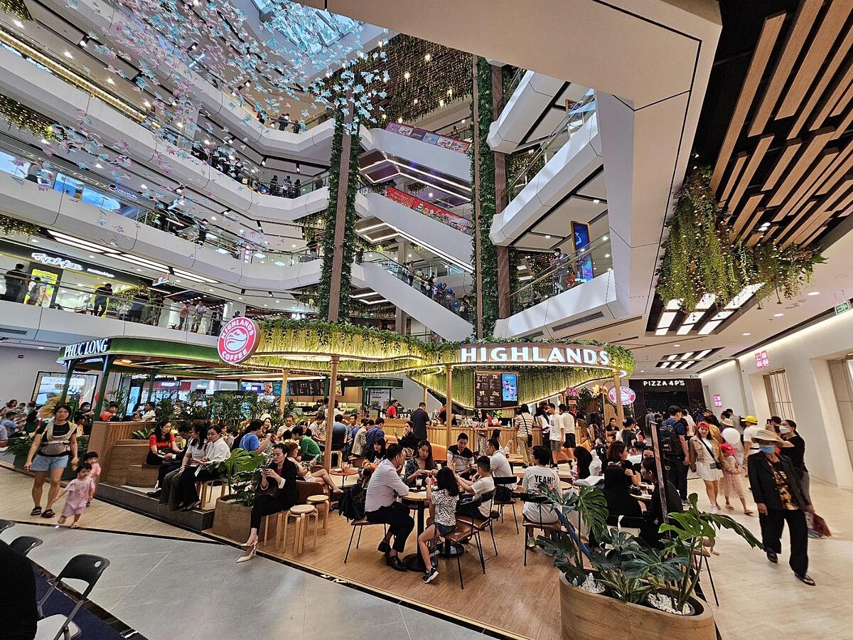 Bên trong TTTM Vincom Mega Mall Grand Park &lpar;TP. Thủ Đức 9, TP.HCM&rpar;.