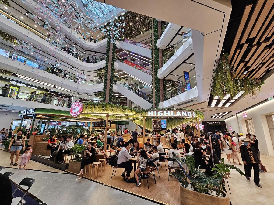 Bên trong TTTM Vincom Mega Mall Grand Park &lpar;TP. Thủ Đức 9, TP.HCM&rpar;.