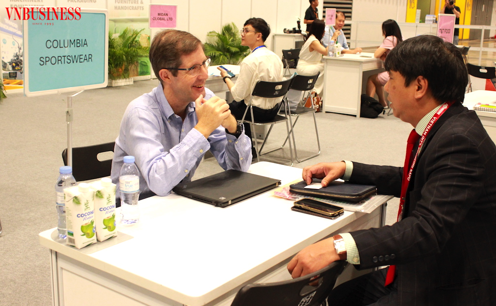 Thay vì gắn chặt với các nhà thu mua ở thị trường Mỹ, đây là lúc các nhà XK của Việt Nam cần đẩy nhanh việc chuyển hướng thị trường để giảm thiểu tác động tiêu cực từ thuế quan mới nhất của Mỹ.